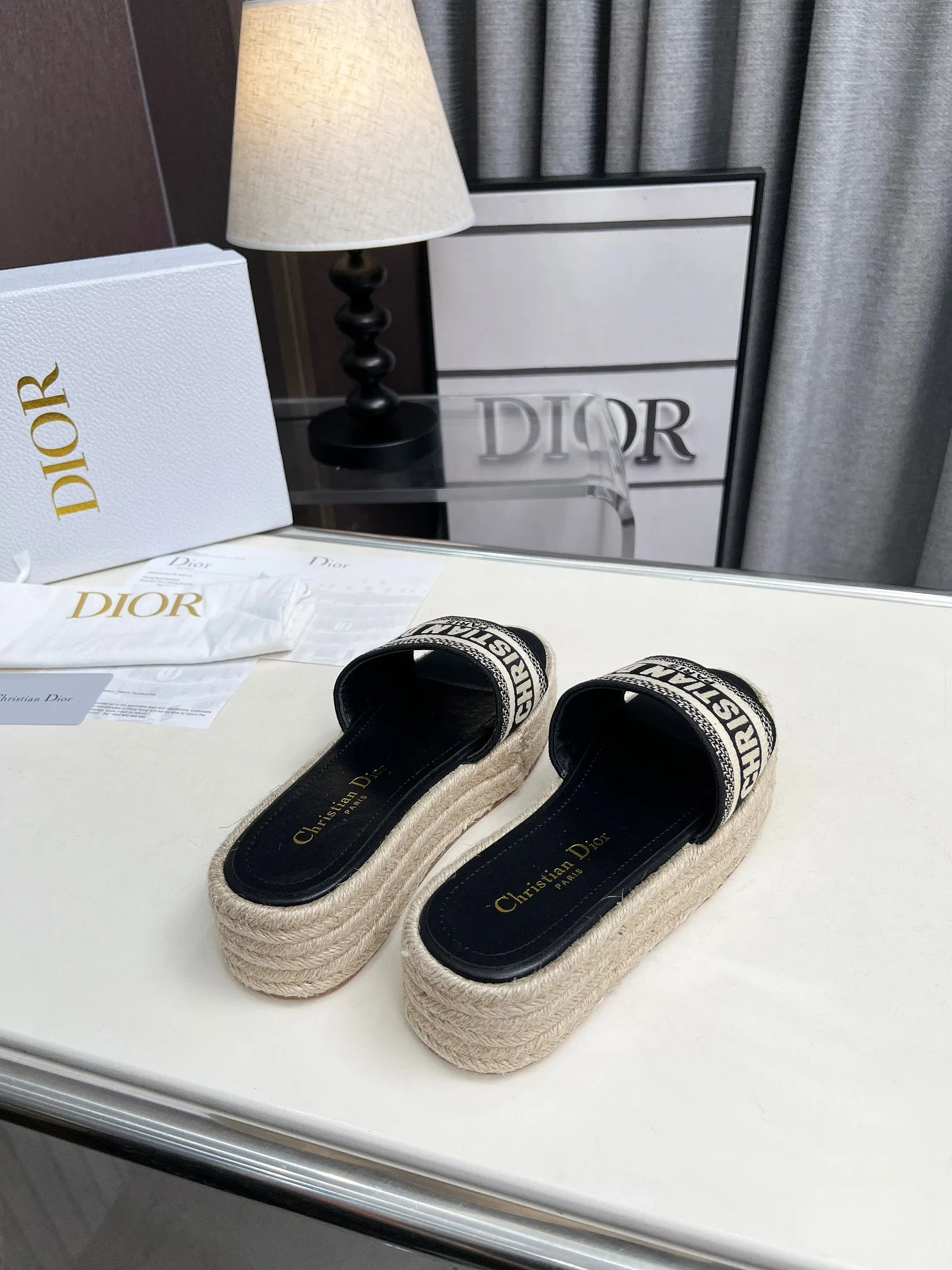 👟👟Ex-factory price 420👟👟 Dior's new spring and summer IVIETA DWAY jelly-colored flat-soled one-slip women's shoes with CD letter logo three-dimensional embroidery thick-soled round-toe open-toe slippers. The original version is developed to be the top version on the market. It feels soft and delicate on the feet and is extremely comfortable. Material: Upper imported raffia electric embroidery high-temperature water-soluble cotton technical fabric + water-dyed cowhide foot pad lining + original consistent combination outsole Outsole: original outsole Size: 35-42 (40.41.42 custom-made, non-refundable and non-exchangeable)